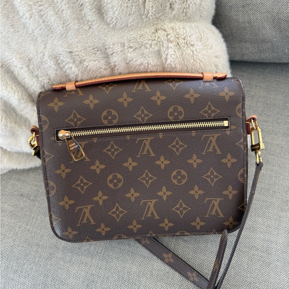 Louis Vuitton Monogram Pochette Metis - Picture 2 of 12